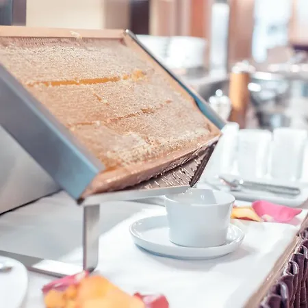 Отель Bleibtreu By Golden Tulip 4*